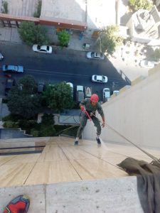 شستشوی نما با طناب